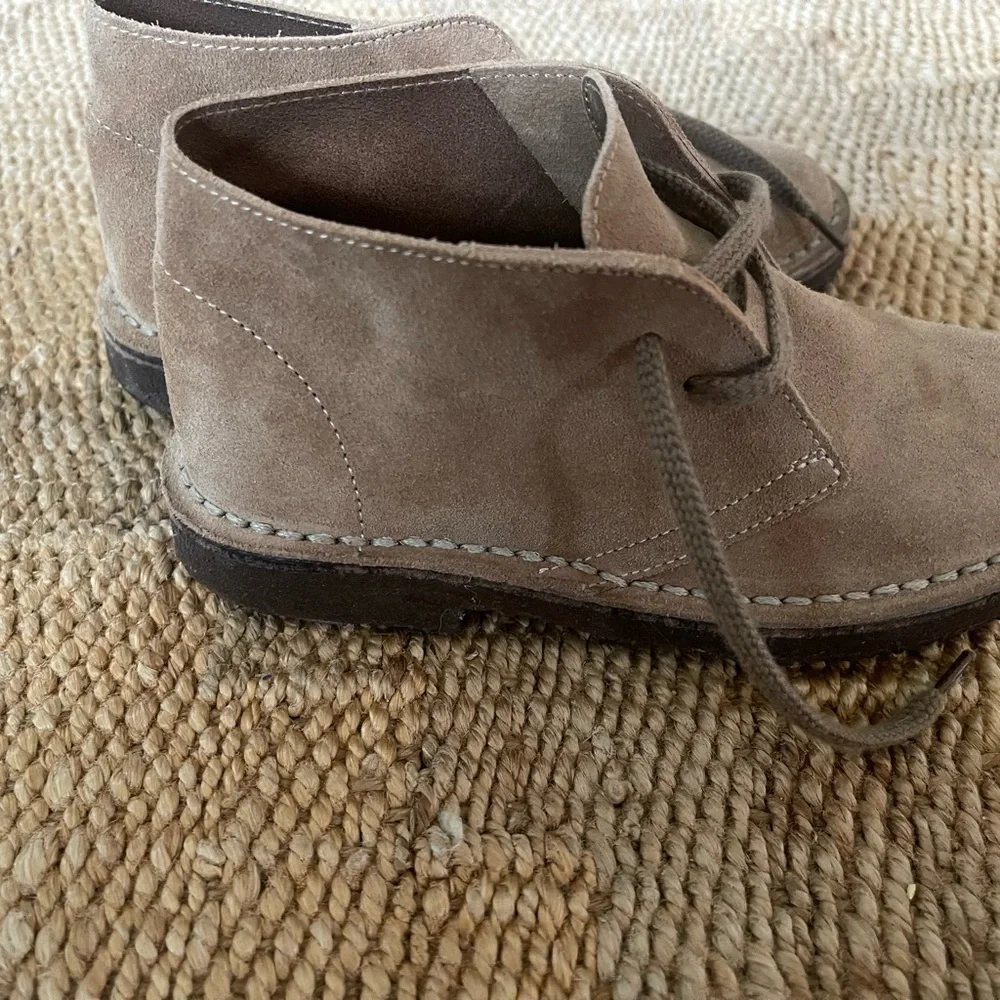 Boys winter shoe! J Crew kids suede MacAllister Boot. Camel. Size 1